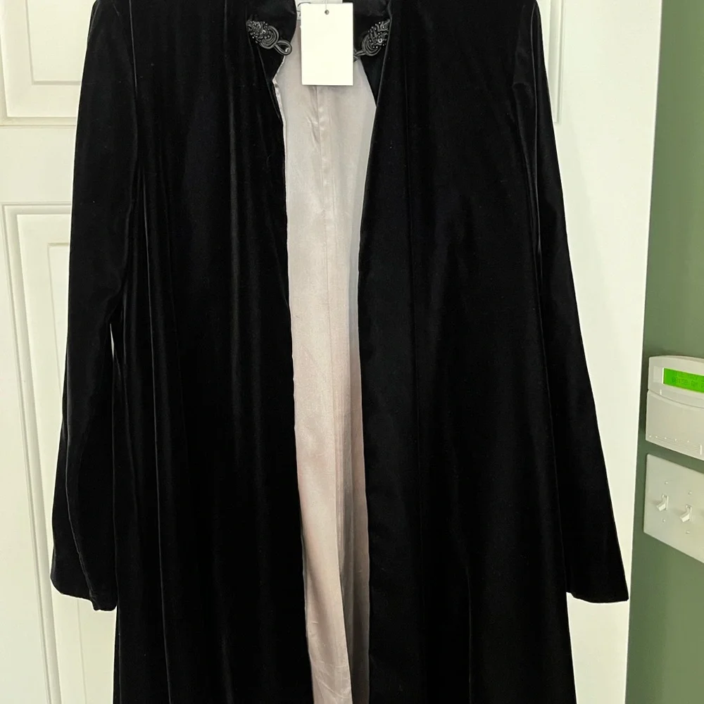Black velvet sleeved cape style out wear - Picture 5 of 5